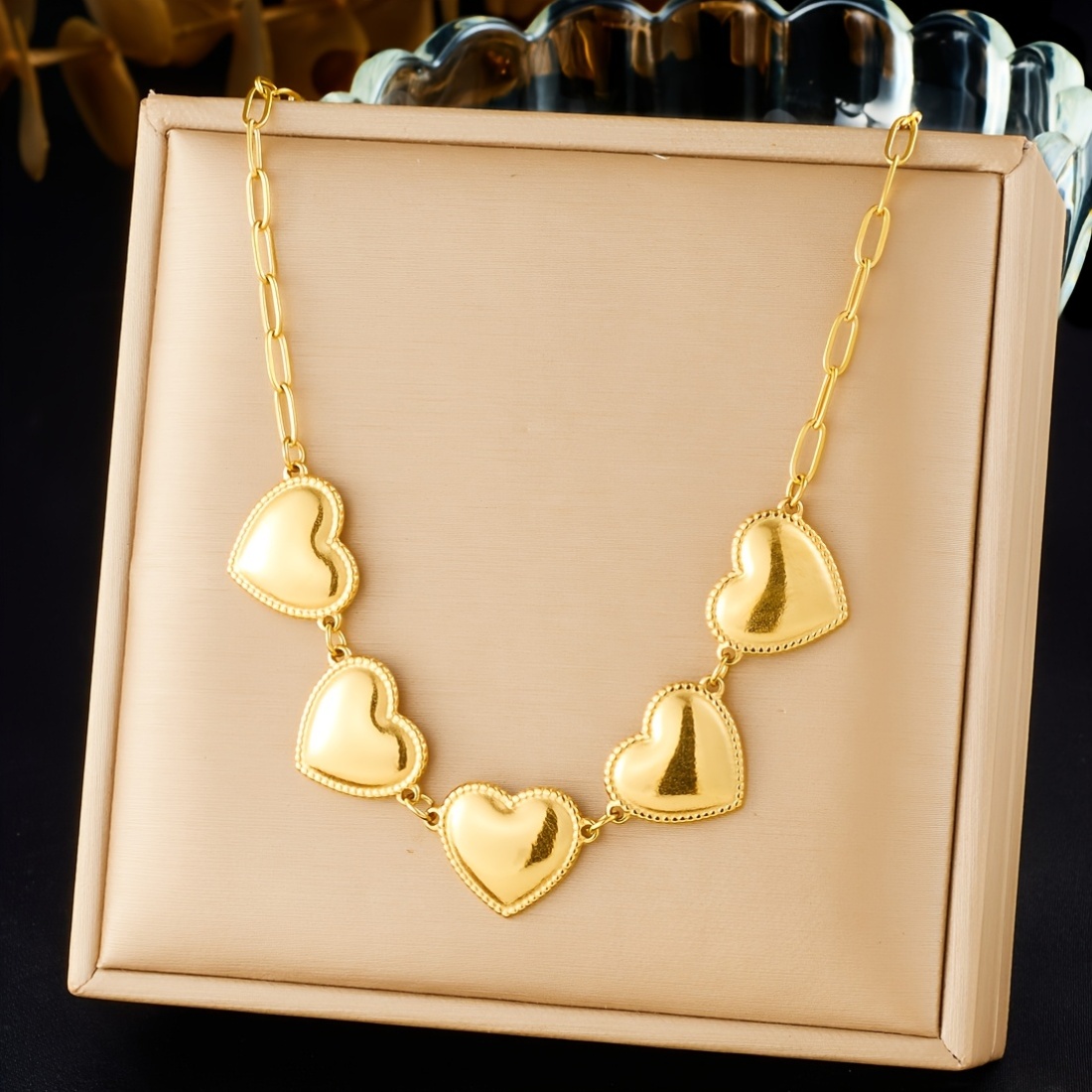 Women's Golden Retro Elegant Heart Pendant Necklace, All Seasons